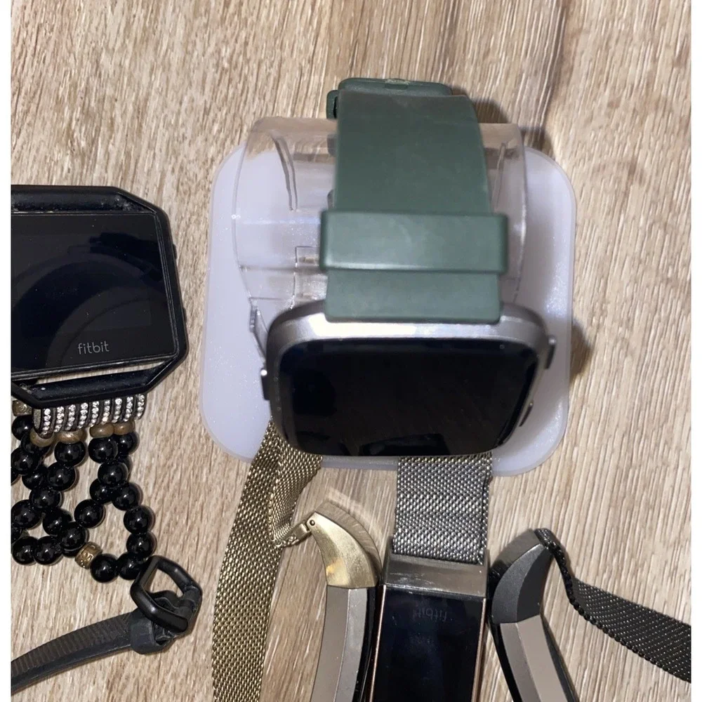 Lot of Fitbit Smartwatches, Fitbit Versa, Alta, Blaze,Charge - 7 Total -Untested